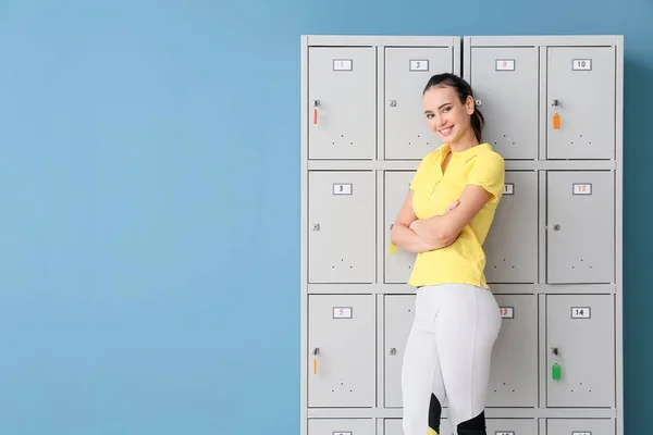 Sportieve Jonge Vrouw Buurt Locker Blauwe Achtergrond — Stockfoto