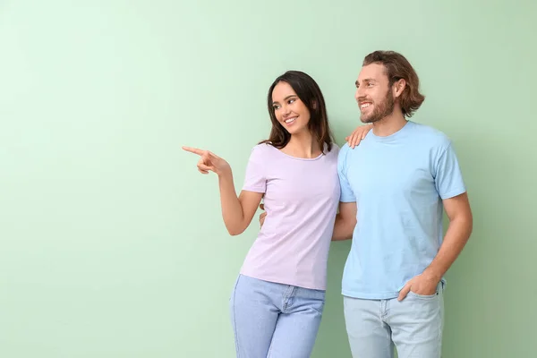 Pareja Joven Con Elegantes Camisetas Sobre Fondo Verde — Foto de Stock