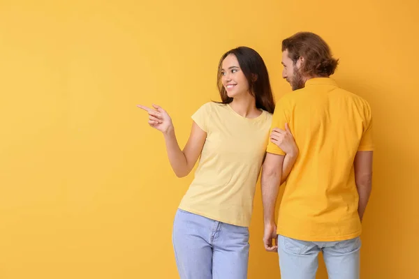 Pareja Joven Con Elegantes Camisetas Sobre Fondo Amarillo — Foto de Stock