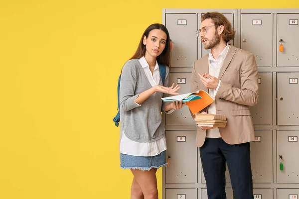 Estudiante Maestra Cerca Del Casillero Sobre Fondo Amarillo — Foto de Stock