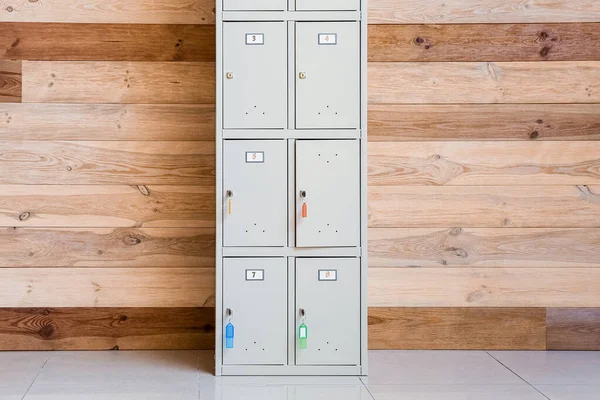 Ahşap duvarın yanındaki modern dolap.