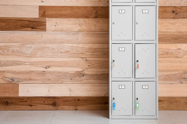 Ahşap duvarın yanındaki modern dolap.