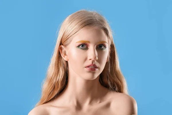 Beautiful Girl Unusual Eyebrows Color Background — Stock Photo, Image
