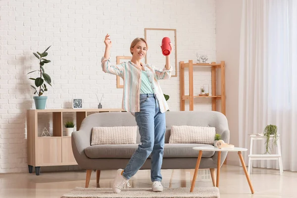 Mulher Com Alto Falante Portátil Sem Fio Moderno Dançando Quarto — Fotografia de Stock