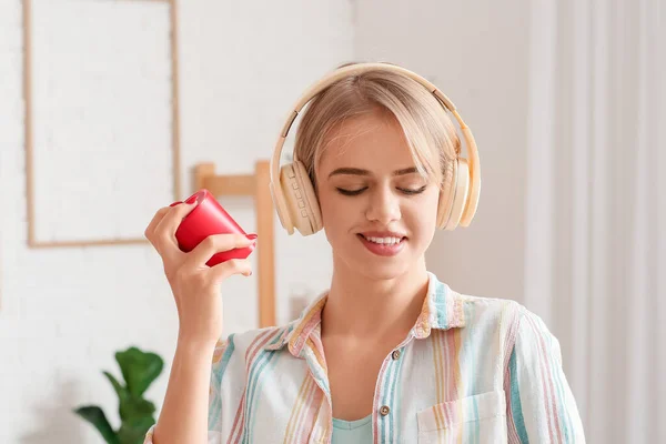 Young Smiling Woman Wireless Portable Speaker Headphones Light Room — Stock Photo, Image