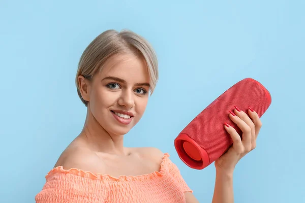 Mulher Sorridente Segurando Alto Falante Portátil Sem Fio Fundo Azul — Fotografia de Stock