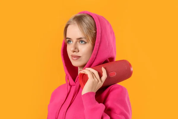 Junge Frau Mit Drahtlosem Tragbarem Lautsprecher Auf Farbigem Hintergrund — Stockfoto