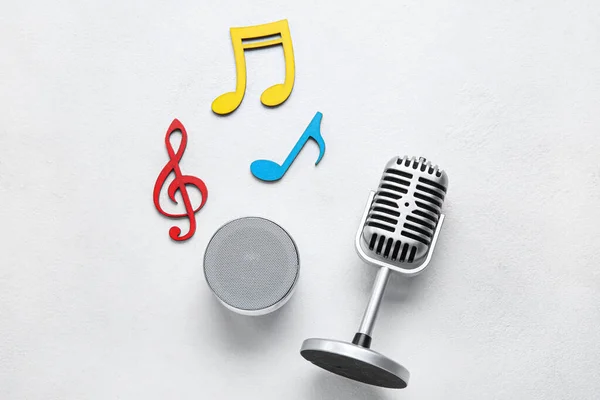 Wireless Portable Speaker Microphone Music Notes Light Background — Stock Photo, Image