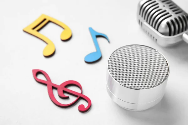 Wireless Portable Speaker Microphone Music Notes Light Background Closeup — Stock Photo, Image