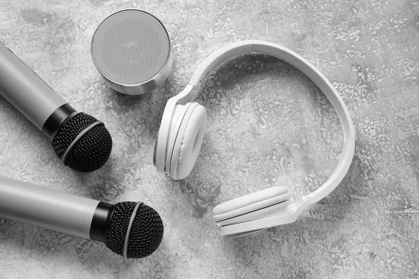 Wireless Portable Speaker Microphones Headphones Grunge Background — Stock Photo, Image
