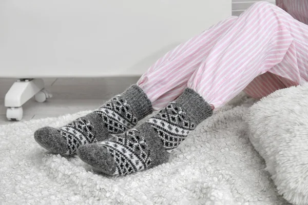 Frau Warmen Socken Sitzt Neben Elektroheizung Hause Konzept Der Heizsaison — Stockfoto