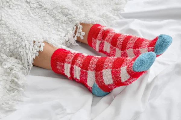 Female Legs Knitted Socks Covered Plaid Bed Closeup Concept Heating — Stock Photo, Image