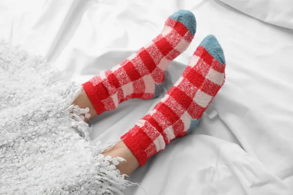 Γυναικεία Πόδια Πλεκτές Κάλτσες Καλυμμένες Καρό Στο Κρεβάτι Κοντινό Πλάνο — Φωτογραφία Αρχείου