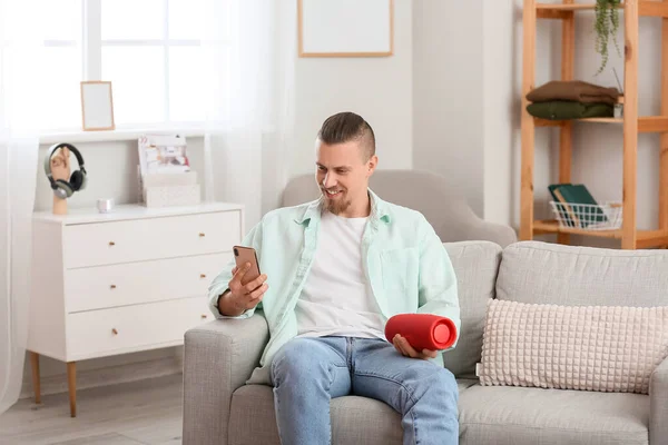 Homem Segurando Alto Falante Portátil Sem Fio Telefone Celular Sofá — Fotografia de Stock