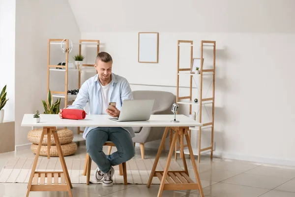 Hombre Que Conecta Teléfono Móvil Altavoz Portátil Inalámbrico Mesa Sala — Foto de Stock