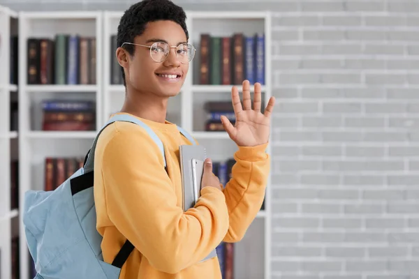 Mężczyzna Afroamerykanin Student Tablet Komputer Notebook Macha Ręką Bibliotece — Zdjęcie stockowe