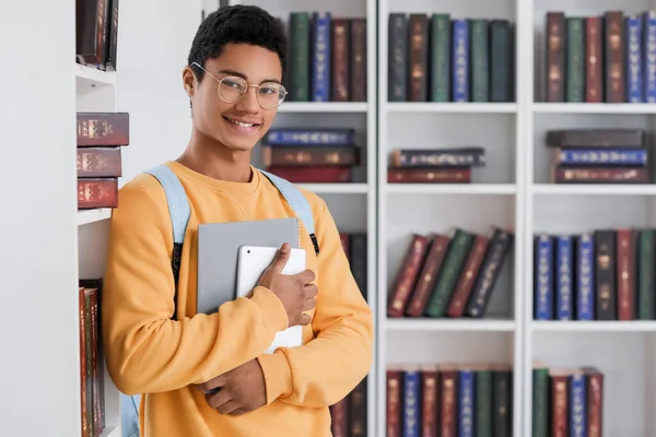 Estudiante Afroamericano Masculino Con Portátil Tableta Cerca Estanterías Biblioteca —  Fotos de Stock