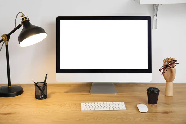 Werkplaats Met Moderne Computer Briefpapier Houder Papieren Beker Gloeiende Lamp — Stockfoto