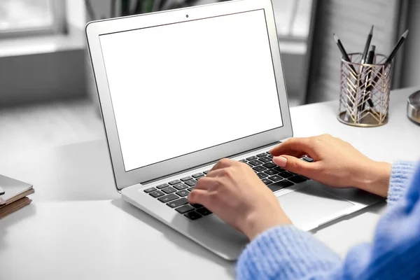 Mulher Trabalhando Com Laptop Moderno Mesa Luz — Fotografia de Stock