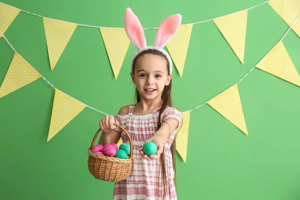 Маленька Дівчинка Вухами Кролика Тримає Кошик Великодніх Яєць Зеленому Фоні — стокове фото