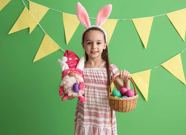 Kleines Mädchen Mit Hasenohren Hält Spielzeug Und Korb Mit Ostereiern — Stockfoto