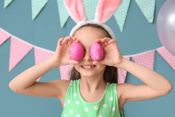 Tavşan Kulaklı Küçük Kız Mavi Arka Planda Paskalya Yumurtalarıyla Gözlerini — Stok fotoğraf