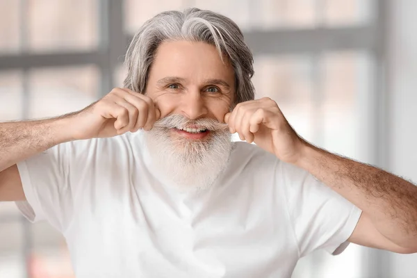 Porträt Eines Hübschen Reifen Bärtigen Mannes Hause — Stockfoto