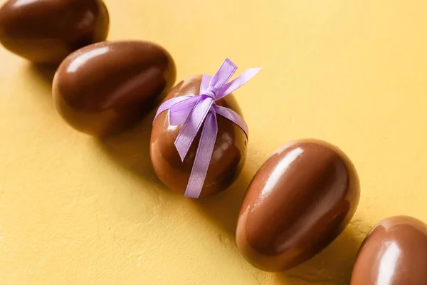 Linie Von Schokolade Ostereier Auf Farbigem Hintergrund — Stockfoto