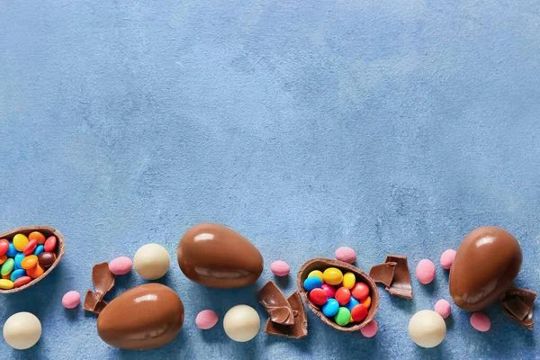 Farklı renkte paskalya yumurtaları ve şekerler.
