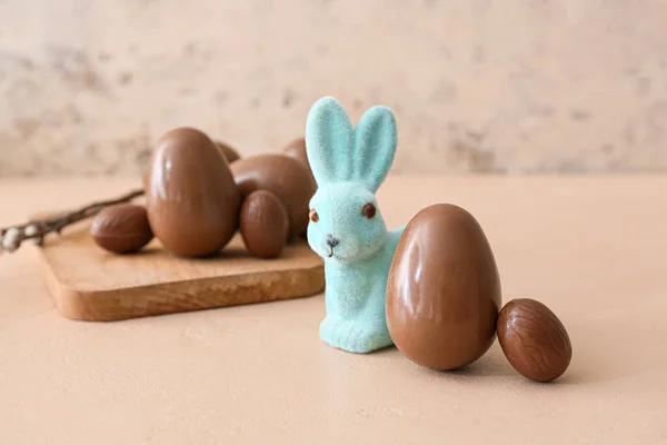 Čokoládové Velikonoční Vajíčka Roztomilý Králík Barevném Pozadí — Stock fotografie