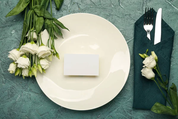 Apparecchiatura Elegante Tavolo Con Carta Bianca Fiori Eustoma Sfondo Colore — Foto Stock
