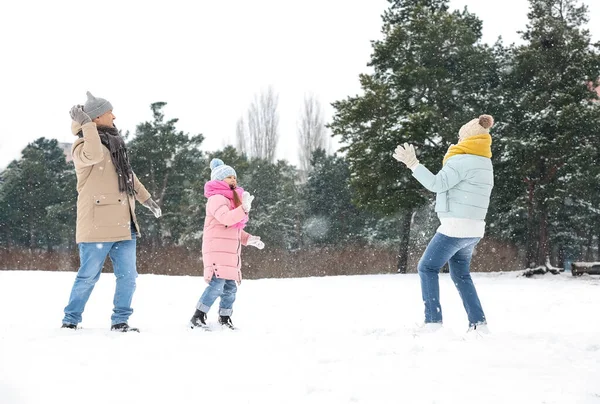 小女孩和她的祖父母在雪天扔雪球 — 图库照片