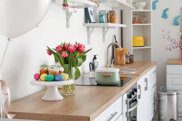 Soporte Con Pasteles Pascua Huevos Mostrador Cocina Decorada Para Las — Foto de Stock