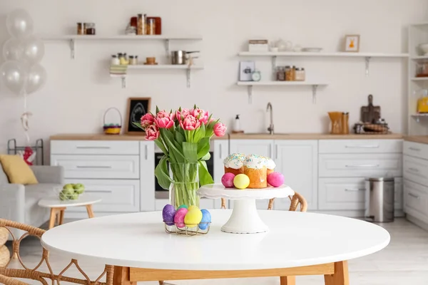 Soporte Con Pasteles Pascua Huevos Tulipanes Mesa Comedor Cocina — Foto de Stock