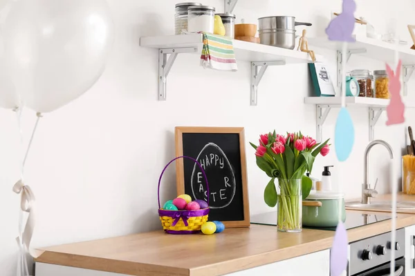 Pizarra Con Texto Pascua Feliz Huevos Tulipanes Sobre Mesa Cocina — Foto de Stock
