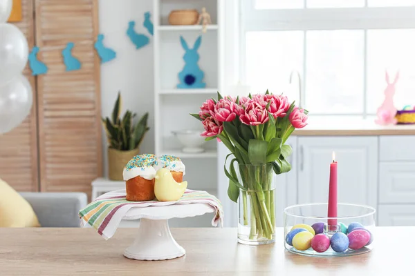 Stand Avec Gâteaux Pâques Oeufs Bougie Allumée Tulipes Sur Comptoir — Photo