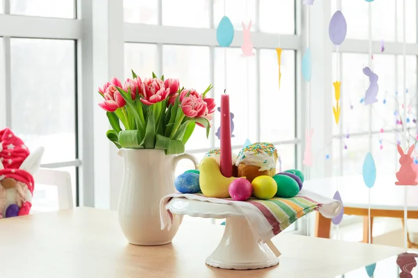 Soporte Con Pasteles Pascua Huevos Vela Ardiente Tulipanes Mostrador Cocina — Foto de Stock