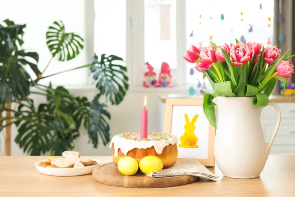 Húsvéti Torta Gyertya Tojás Sütemények Kép Váza Tulipánnal Pulton Konyhában — Stock Fotó