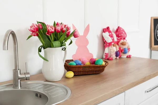 Kosár Húsvéti Tojásokkal Tulipánokkal Vázában Pultnál Fényfal Közelében — Stock Fotó
