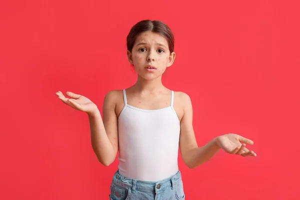 Niña Enferma Con Varicela Sobre Fondo Rojo — Foto de Stock