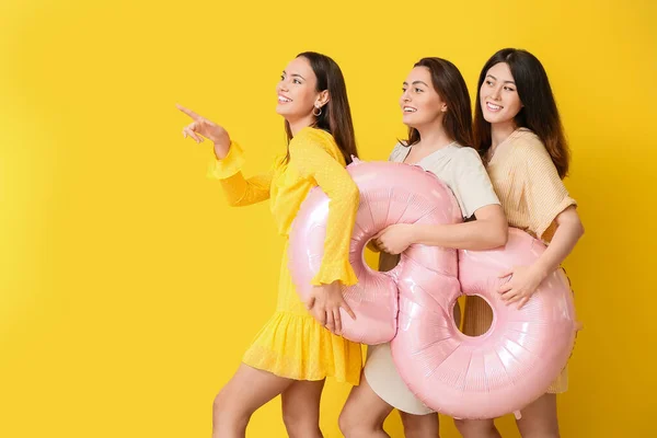 Schöne Frauen Mit Luftballon Form Von Figur Auf Gelbem Hintergrund — Stockfoto