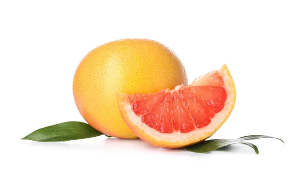 白色背景的新鲜柚子片 — 图库照片