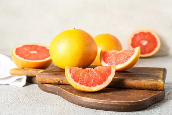 Board Fresh Cut Grapefruit Light Background — Stock Photo, Image