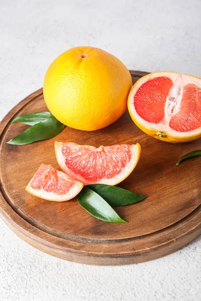 Board Tasty Cut Grapefruit Light Background — Stock Photo, Image