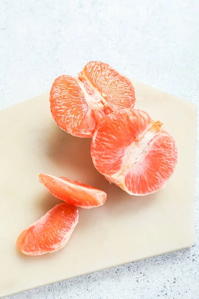 Доска Свежим Грейпфрутом Светлом Фоне — стоковое фото