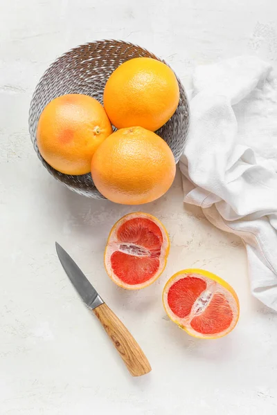 Toranja Corte Saboroso Fundo Claro — Fotografia de Stock