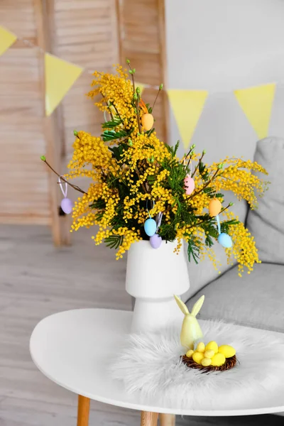 Florero Con Flores Mimosa Huevos Pascua Decoración Sobre Mesa Salón — Foto de Stock