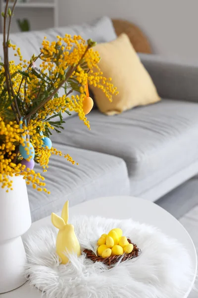 Vaas Met Mimosa Bloemen Paaseieren Decor Tafel Woonkamer — Stockfoto