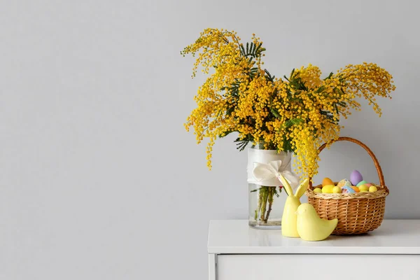 Vase Mit Mimosen Blumen Ostereiern Korb Und Dekor Regal Der — Stockfoto