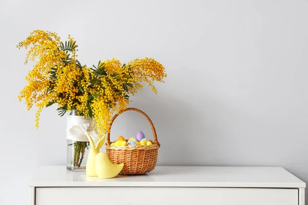 Vase Avec Fleurs Mimosa Oeufs Pâques Dans Panier Décor Sur — Photo